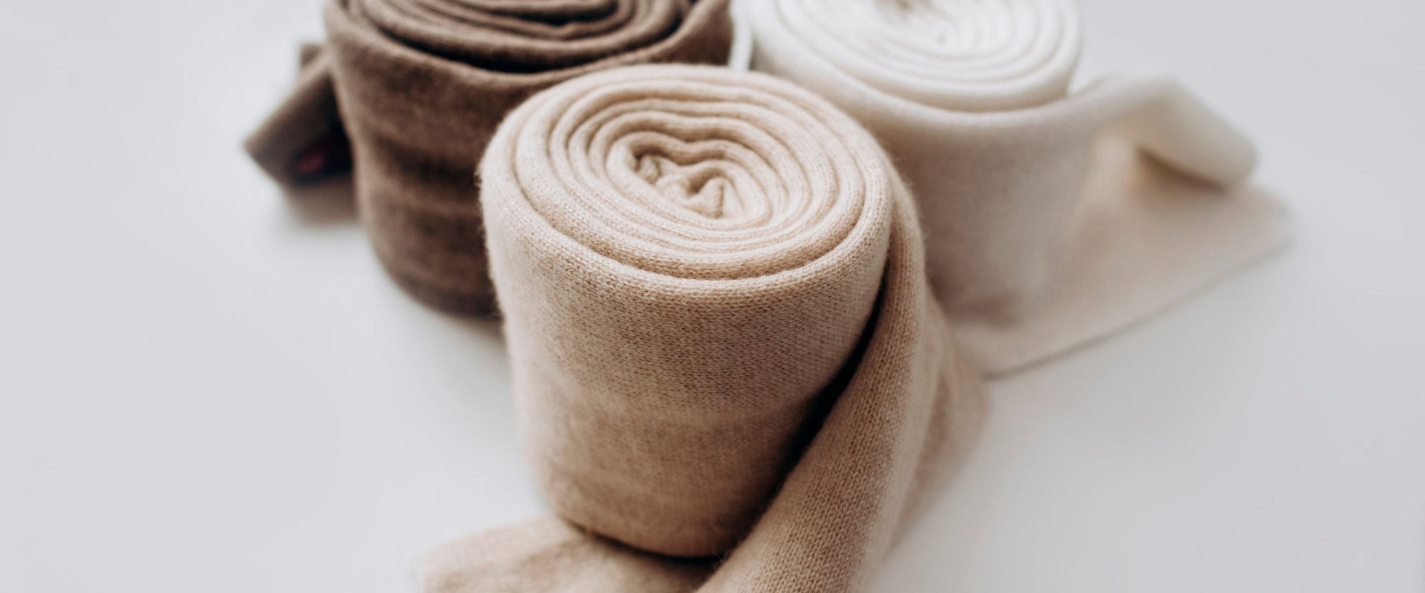 Come lavare i maglioni in lana e cashmere senza rovinarli: guida semplice per capi sempre perfetti.