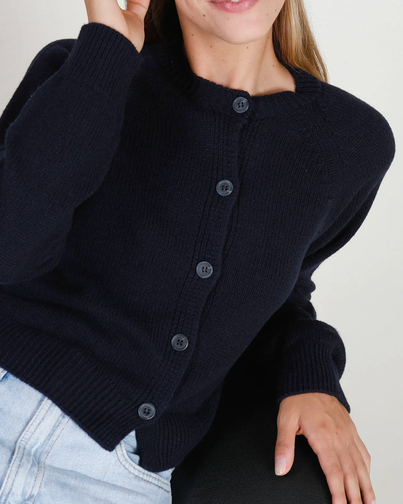 Cardigan corto in lana merino e cashmere colore Blu, made in Italy. Brand Matteo Fiorio Maglieria
