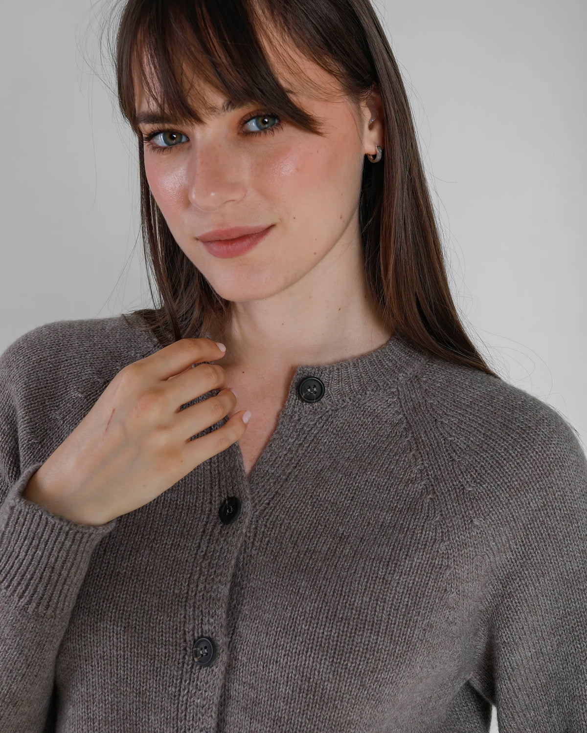 Cardigan corto in lana merino e cashmere colore Blu, made in Italy. Brand Matteo Fiorio Maglieria