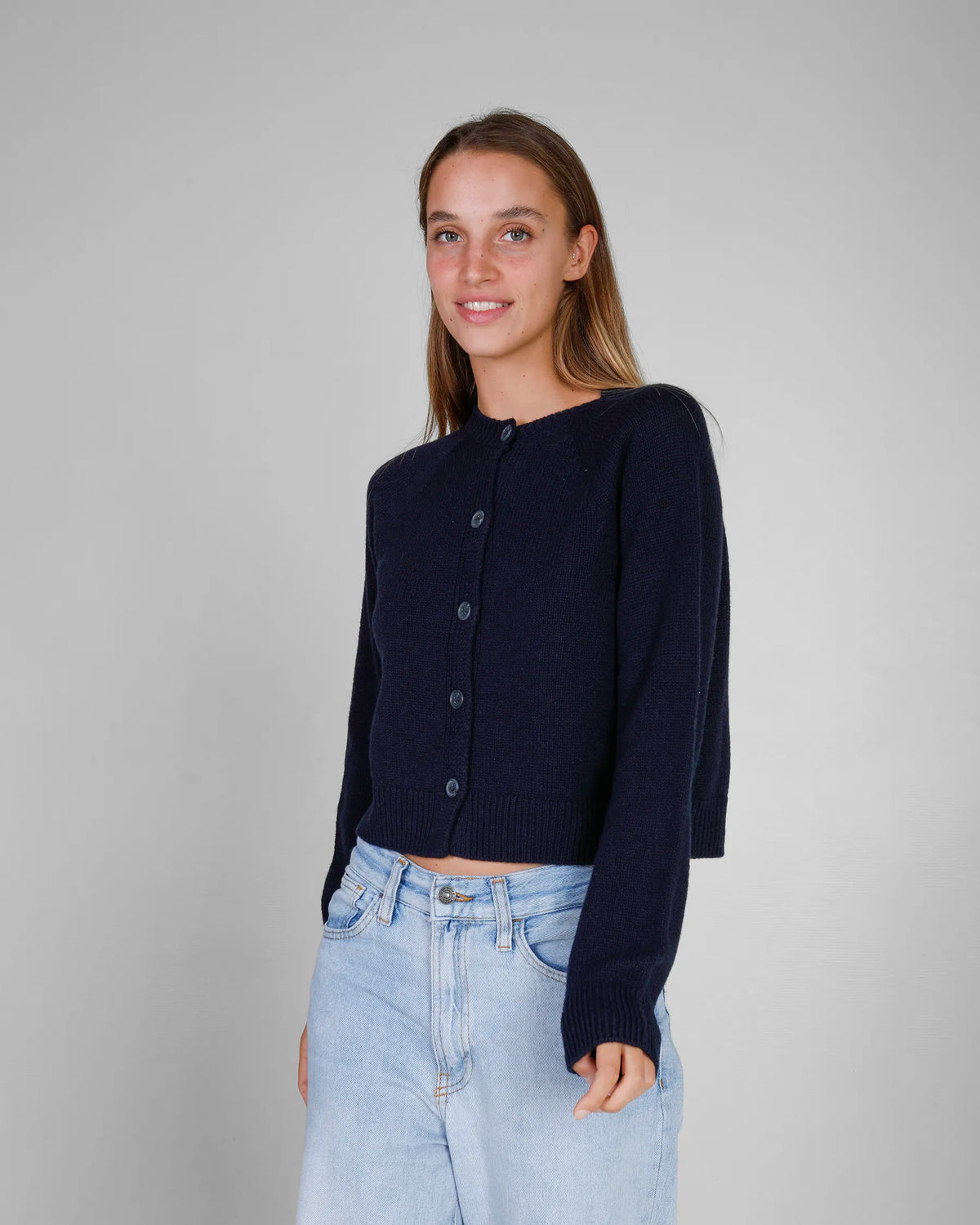 Cardigan corto in lana merino e cashmere colore Blu, made in Italy. Brand Matteo Fiorio Maglieria