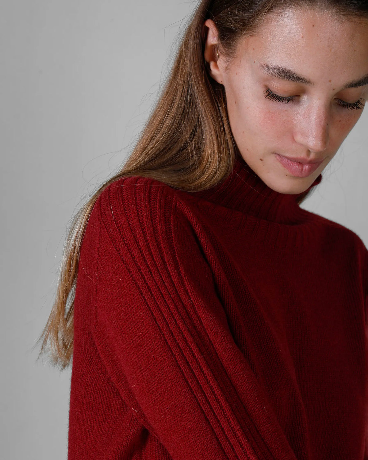 Dolcevita Donna con collo a vulcano lana merino e cashmere colore Bordeaux. Brand Matteo Fiorio Maglieria.