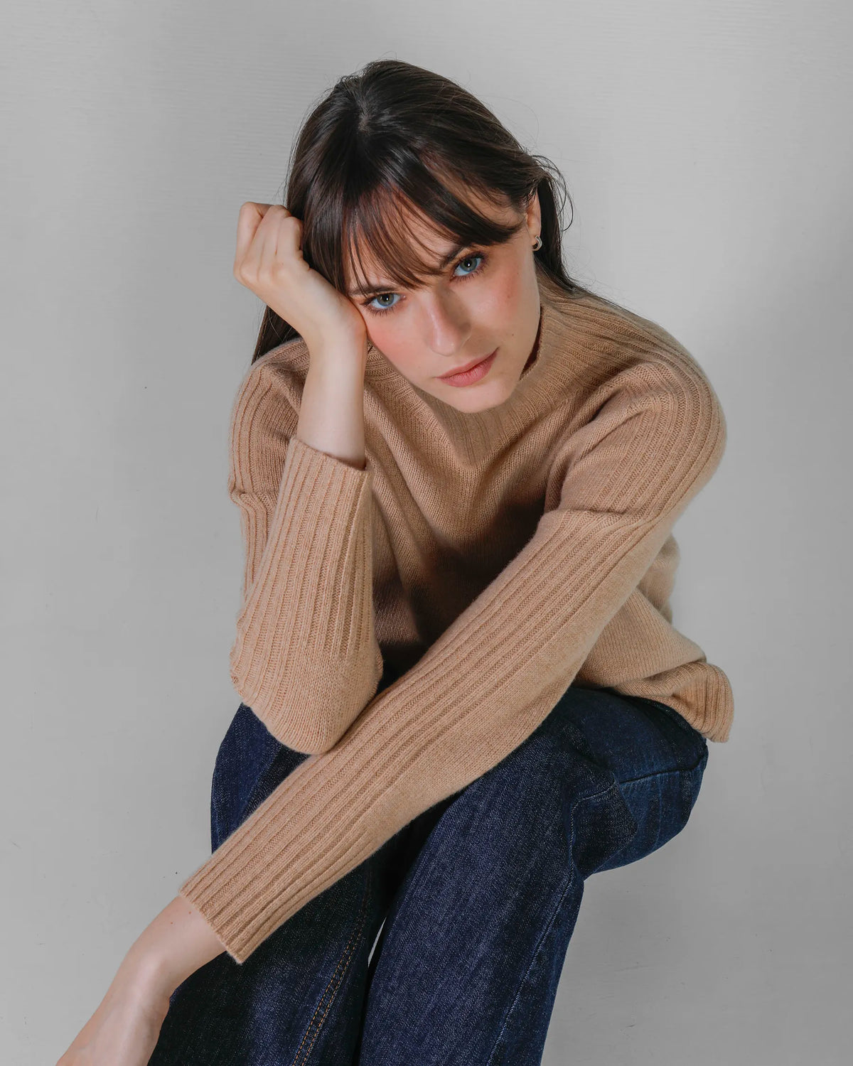 Dolcevita Donna con collo a vulcano lana merino e cashmere colore cammello. Brand Matteo Fiorio Maglieria.