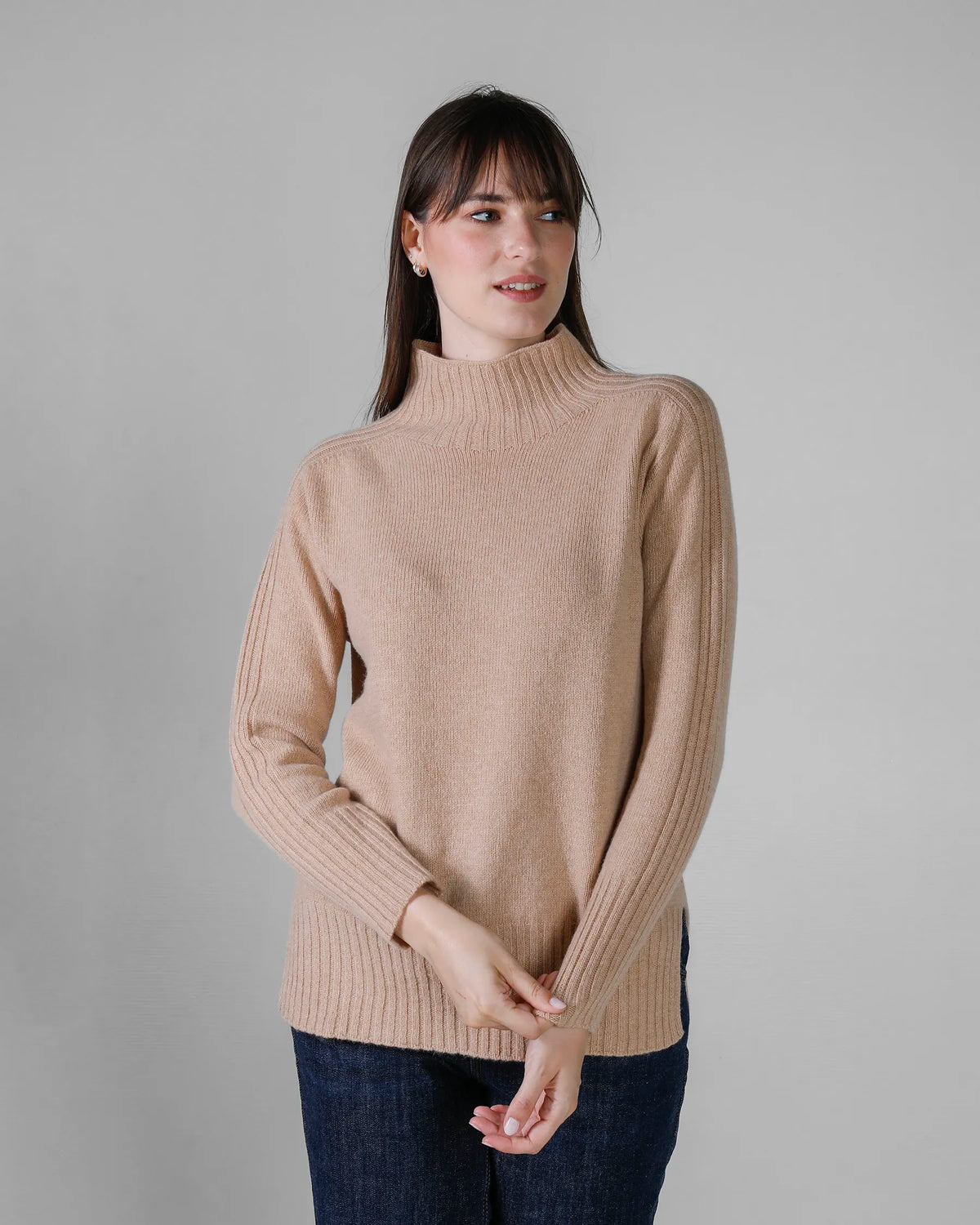 Dolcevita Donna con collo a vulcano lana merino e cashmere colore cammello. Brand Matteo Fiorio Maglieria.