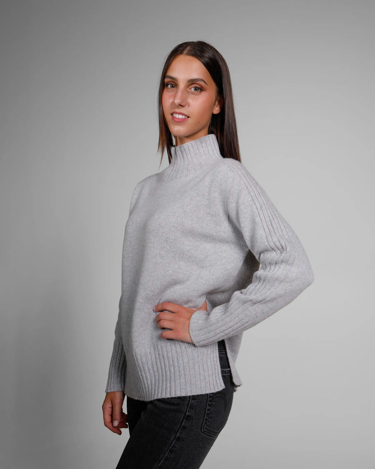 Dolcevita Donna con collo a vulcano lana merino e cashmere colore Grigio. Brand Matteo Fiorio Maglieria.