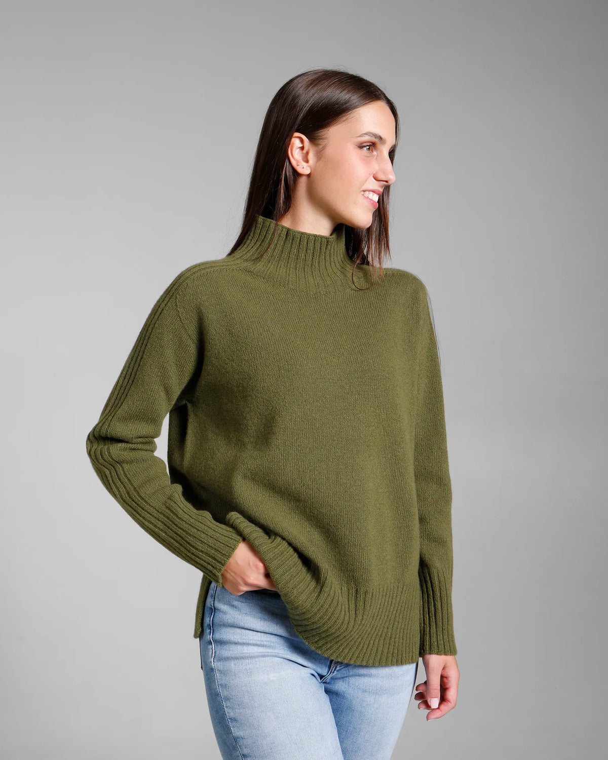 Dolcevita Donna con collo a vulcano lana merino e cashmere colore Verde. Brand Matteo Fiorio Maglieria.