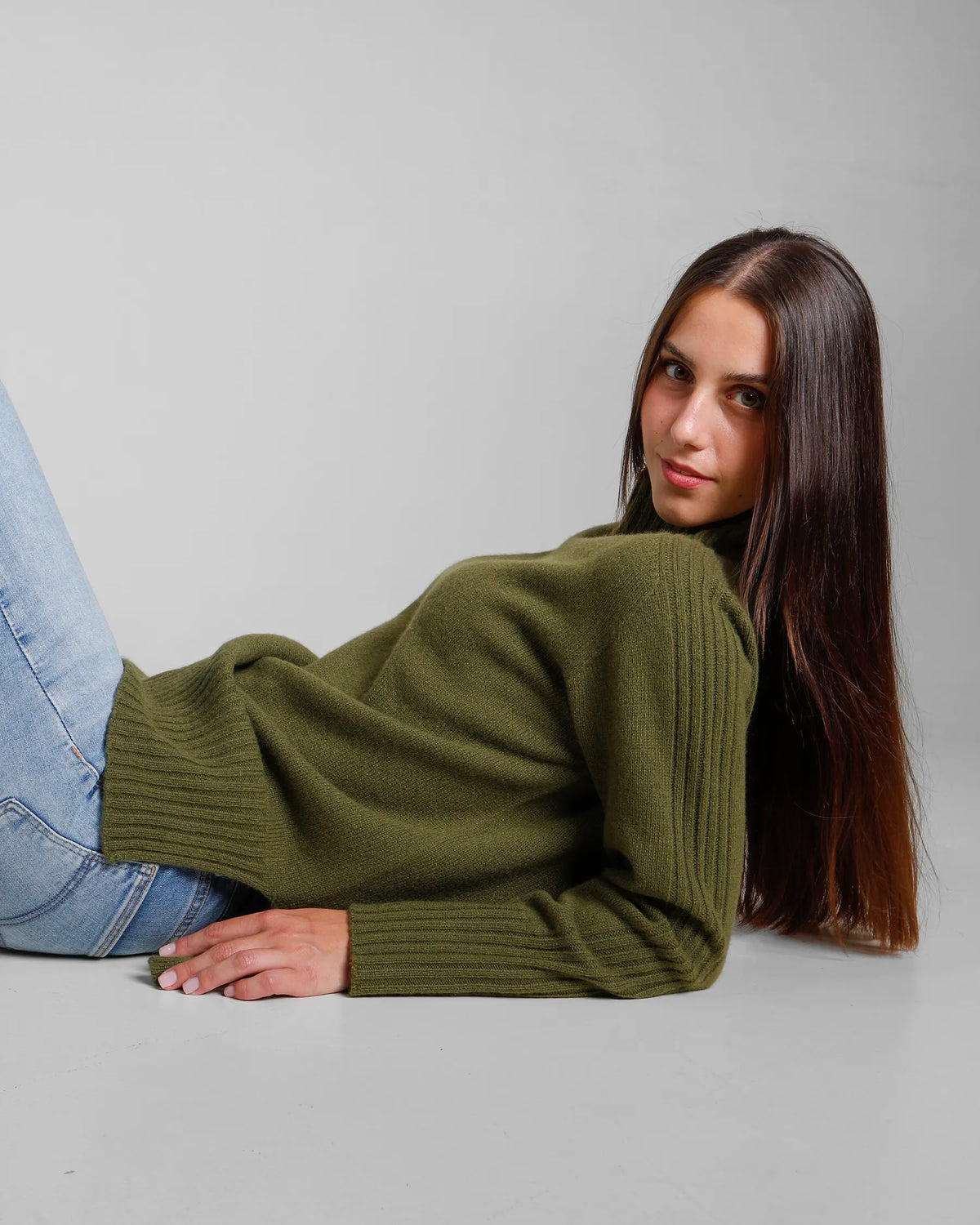 Dolcevita Donna con collo a vulcano lana merino e cashmere colore verde. Brand Matteo Fiorio Maglieria.