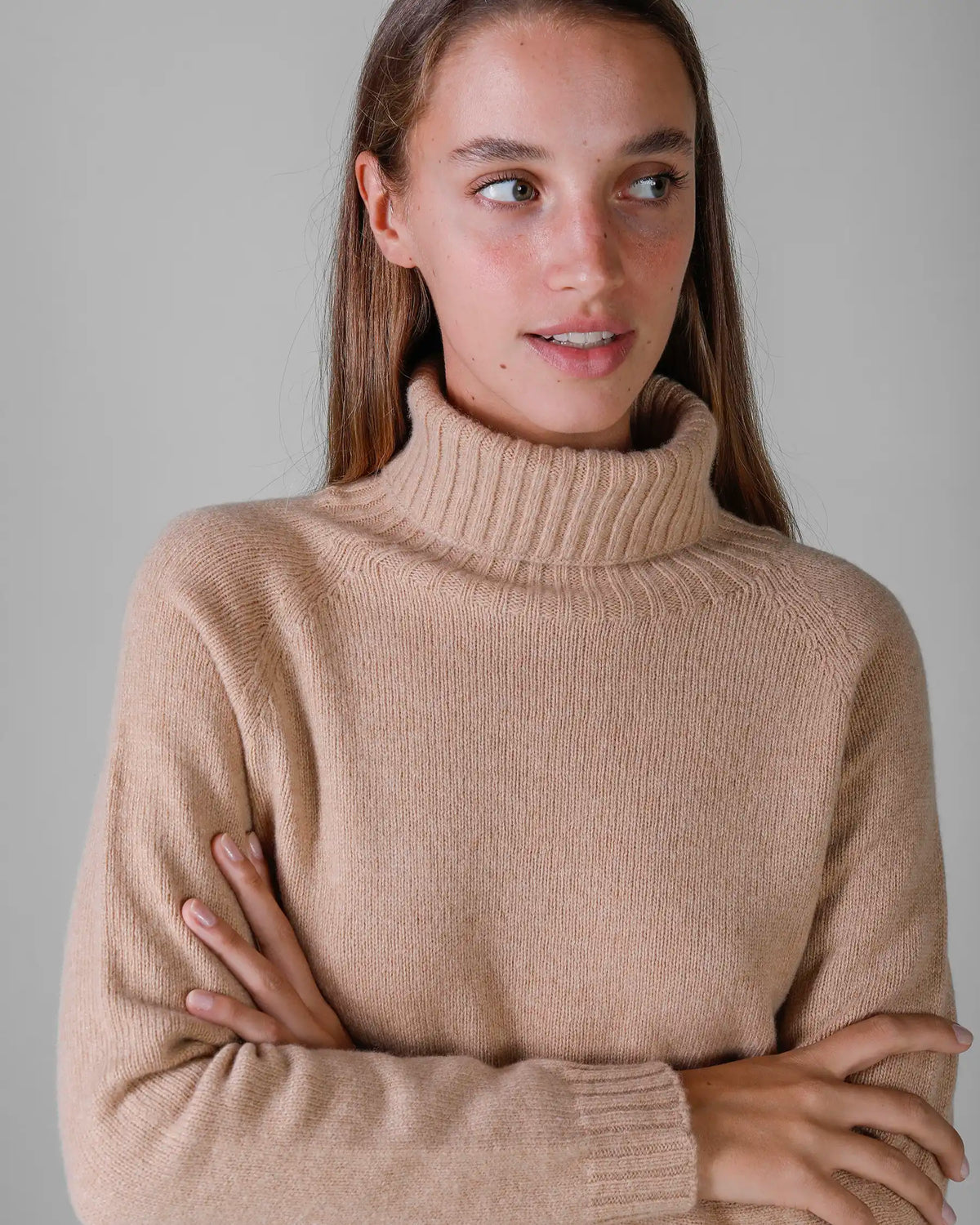 Dolcevita donna, manica raglan lana merino e cashmere colore Cammello, made in Italy. Brand Matteo Fiorio Maglieria.