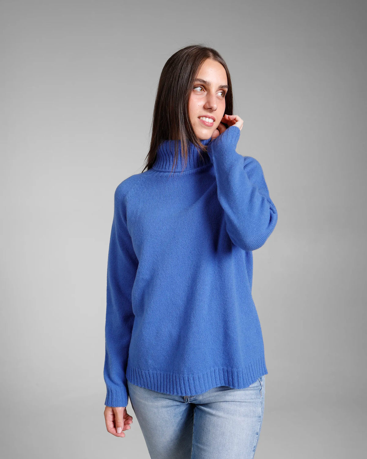 Dolcevita donna, manica raglan lana merino e cashmere colore Pervinca, made in Italy. Brand Matteo Fiorio Maglieria.