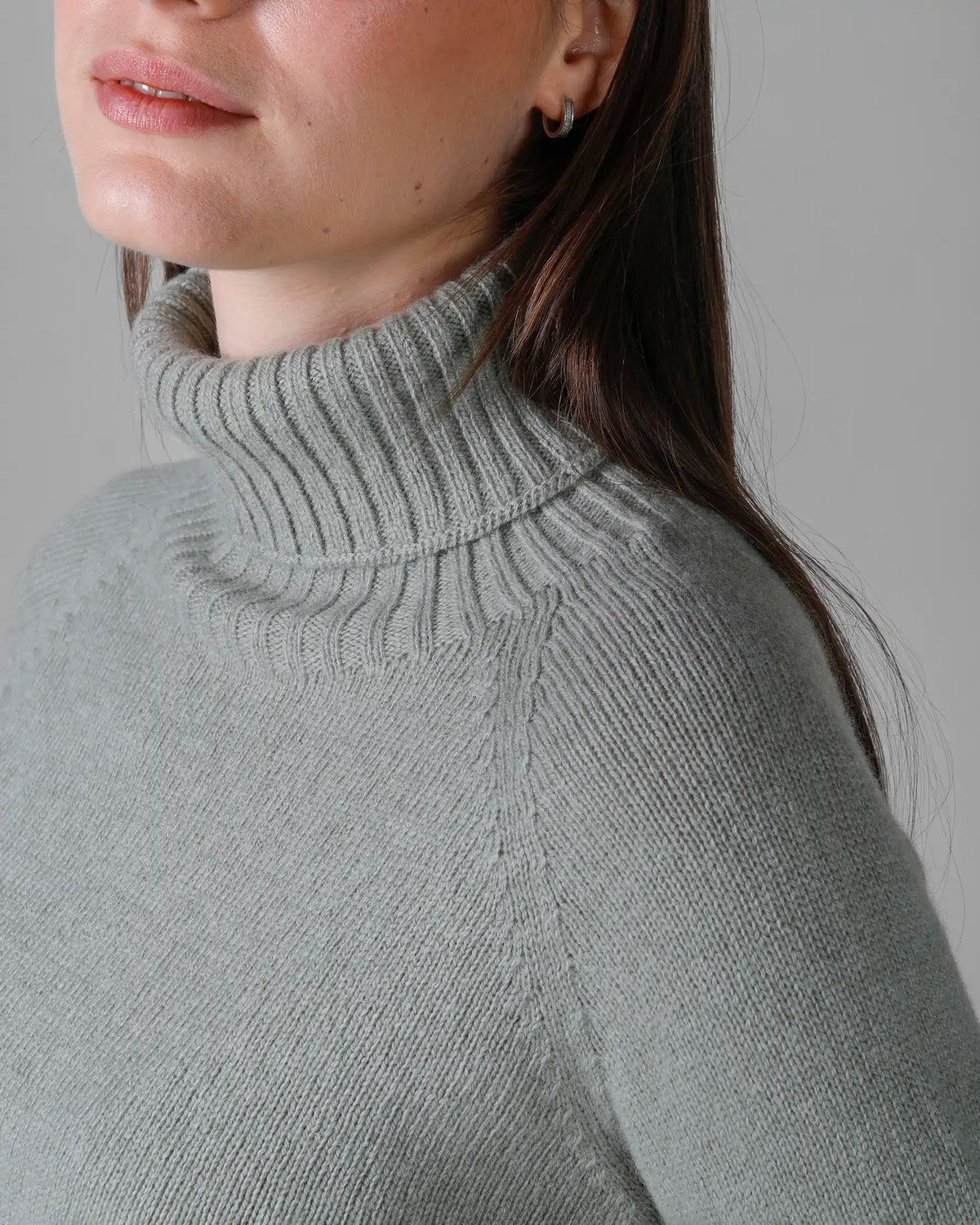 Dolcevita donna, manica raglan lana merino e cashmere colore Verde, made in Italy. Brand Matteo Fiorio Maglieria.