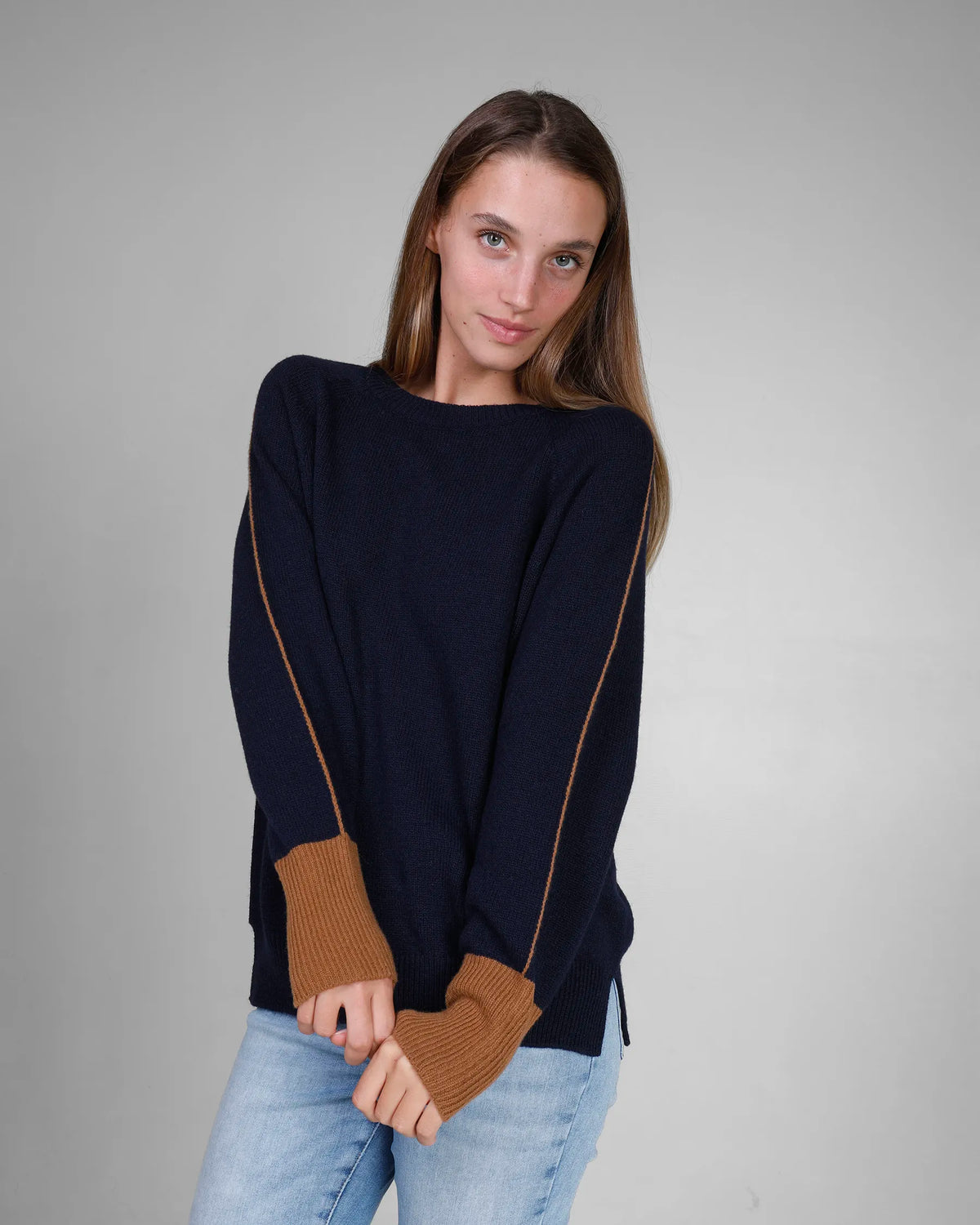 Girocollo donna in lana e cashmere con cuciture e polsi in contrasto. Brand Matteo Fiorio Maglieria