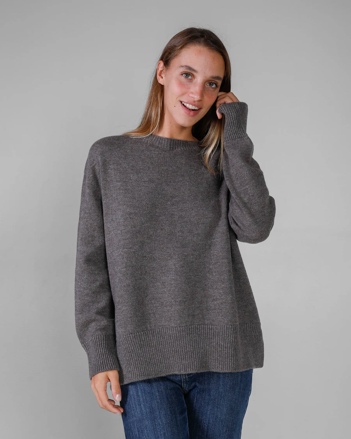 Maglione lungo donna girocollo con spacchi laterali in lana e cashmere colore Grigio. Brand Matteo Fiorio Maglieria.