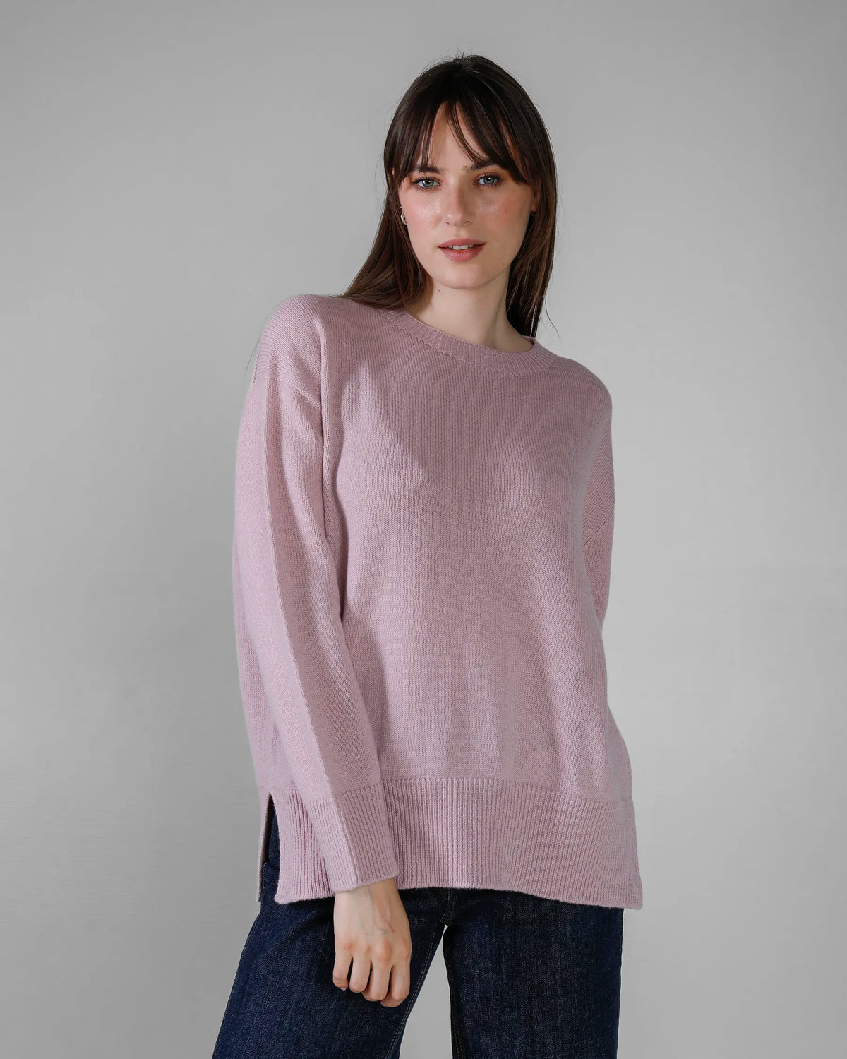 Maglione lungo donna girocollo con spacchi laterali in lana e cashmere colore Rosa. Brand Matteo Fiorio Maglieria.