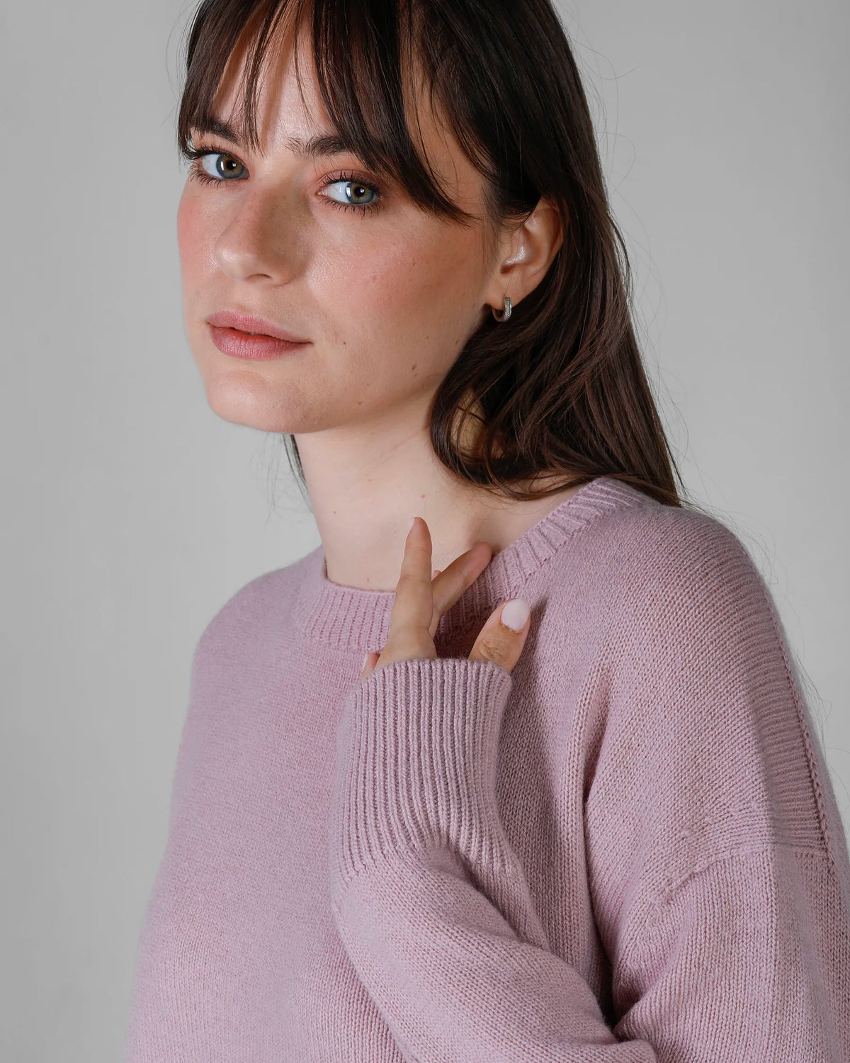 Maglione lungo donna girocollo con spacchi laterali in lana e cashmere colore Rosa. Brand Matteo Fiorio Maglieria.