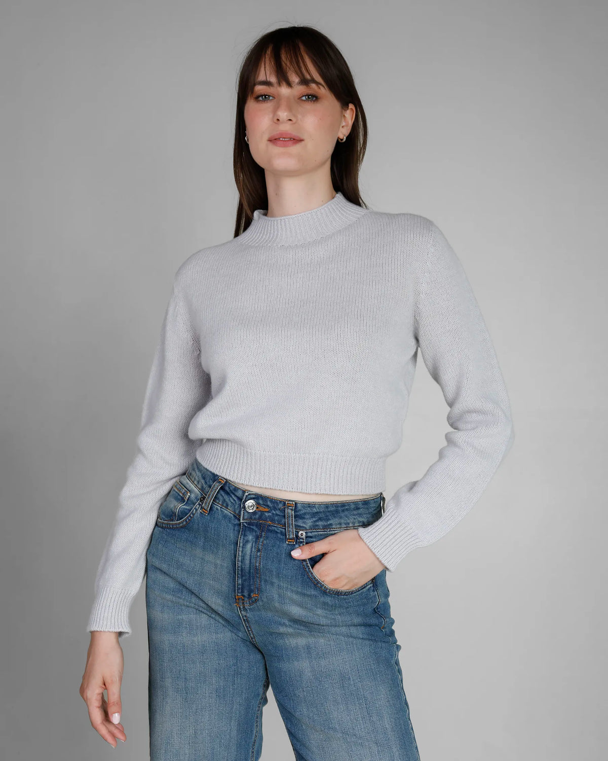 Maglione donna con collo lupetto in lana e cashmere colore bianco, made in Italy. Brand Matteo Fiorio Maglieria.