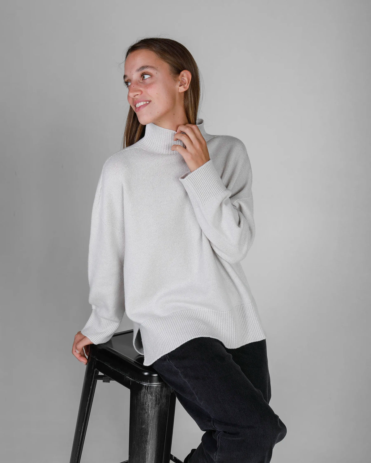 Maglione da donna con collo a lupetto  due fili in Lana e Cashmere colore Bianco. Brand Matteo Fiorio Maglieria