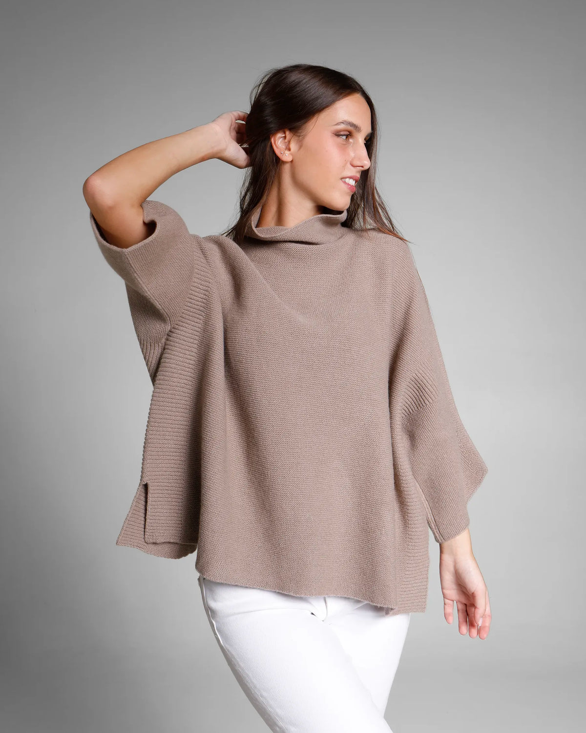 Maglia a Kimono in lana e cashmere colore tortora, made in Italy. brand Matteo Fiorio Maglieria.