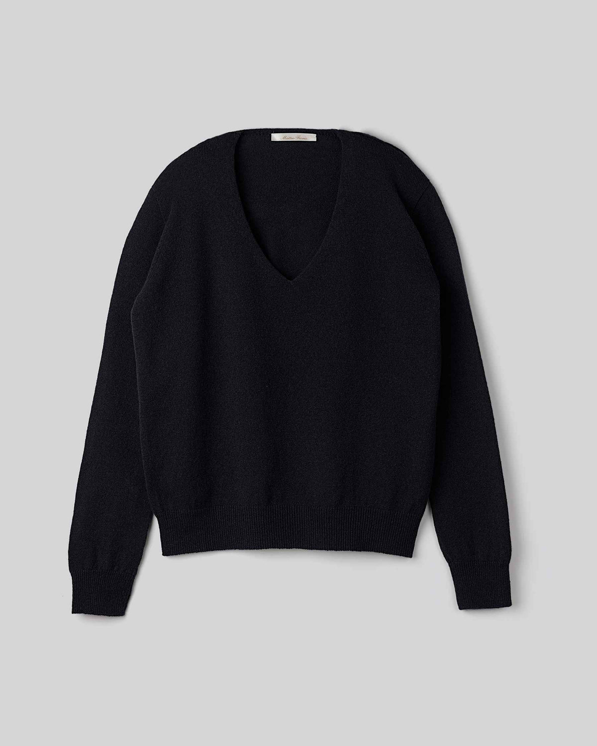 scollo-v-basic-lana-e-cashmere-nero-Matteo-Fiorio-Maglieria