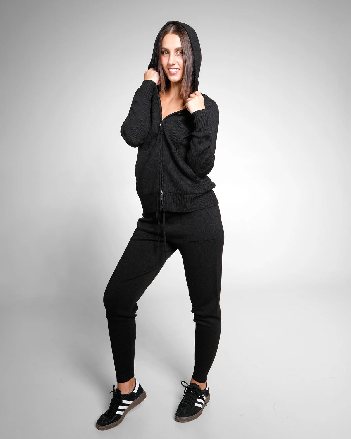 Tuta con cappuccio e zip e pantaloni con tasche e polsi sul fondo