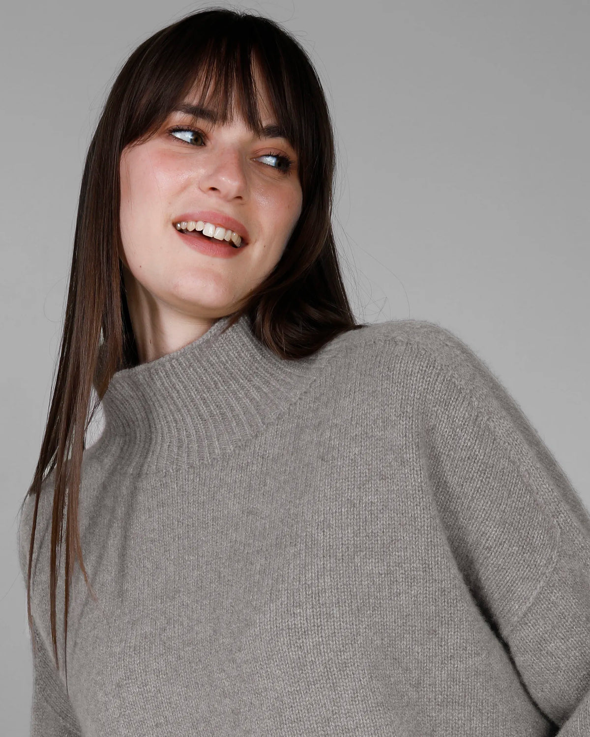 Dettaglio maxi maglia lupetto in cashmere, collo a cratere e manica 7/8 - Matteo Fiorio Maglieria