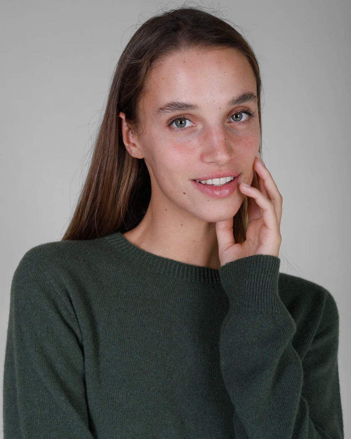 Girocollo donna a un filo in Puro Cashmere colore verde. Brand Matteo Fiorio Maglieria.