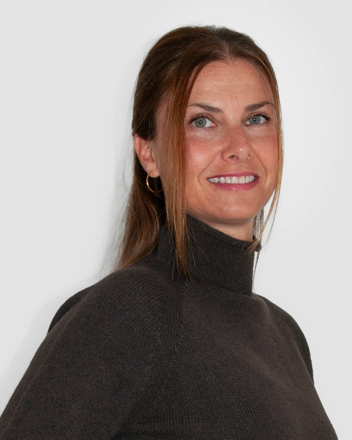 Dettaglio collo lupetto in lana e cashmere colore Caffè - Matteo Fiorio Maglieria