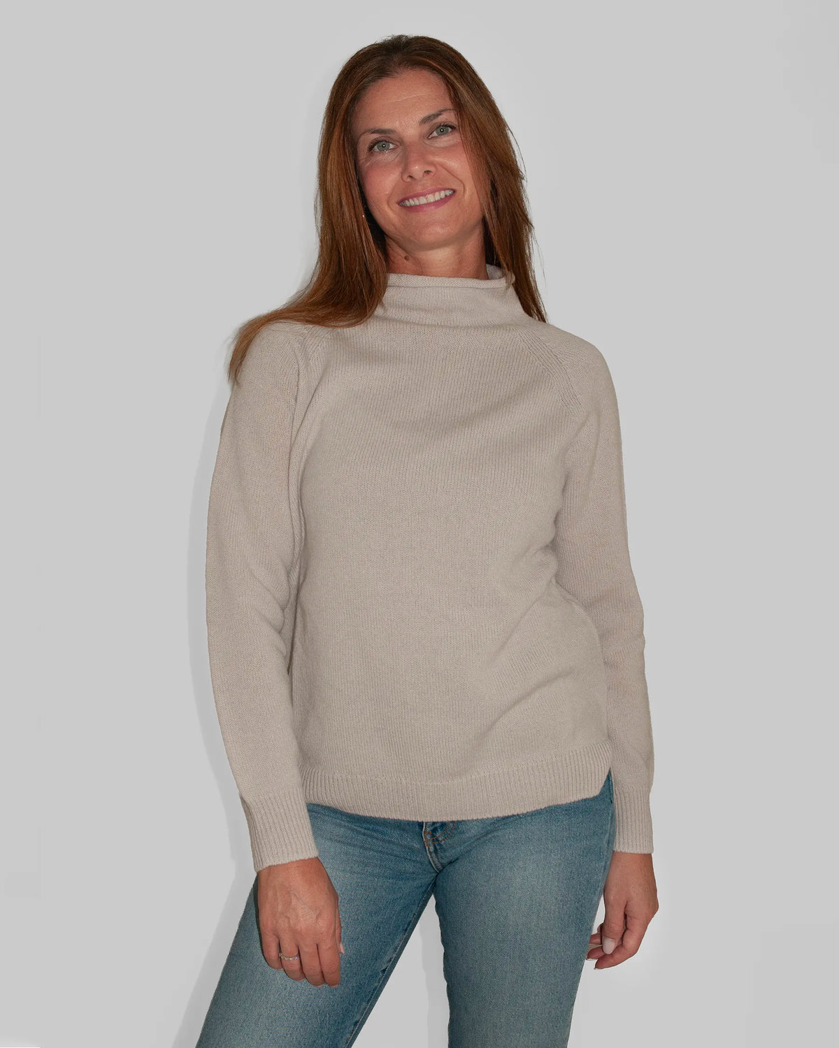 Dettaglio lupetto raglan lana e cashmere, spacchetto laterale colore Stucco - Matteo Fiorio Maglieria