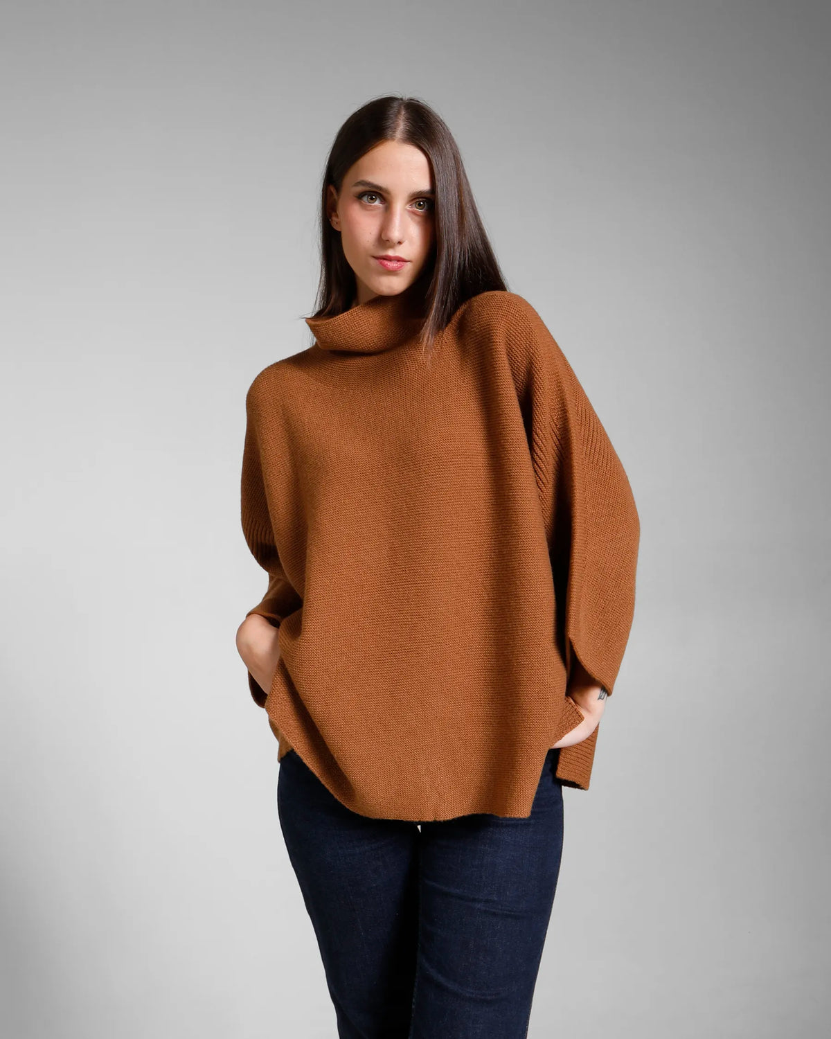 Maglia a Kimono in lana e cashmere colore cuoio, made in Italy. brand Matteo Fiorio Maglieria.